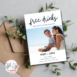 Funny Free Drinken Foto Wedding Save the Date<br><div class="desc">De grappige bruiloft bewaart de datumkaarten in een modern manuscriptontwerp met uw ontwerp van de douanefoto dat "Vrije drinken (en wij worden getrouwd)"leest. Neem contact met me op via de onderstaande knop als u hulp nodig hebt bij de sjabloon, bij het toevoegen van uw foto of als u aanpassingsverzoeken hebt....</div>