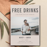 Funny Free Drinken Foto Wedding Save the Date<br><div class="desc">Een grappige bruiloft bespaart de datumkaarten in een modern en eenvoudig tekstontwerp met een aangepast fotoontwerp dat luidt: "Vrije drinken (en we gaan trouwen)". Pas de voorzijde van de kaart aan met uw horizontale foto (bijsnijden om rechthoek te rechthoekig te maken voordat u deze voor de beste resultaten uploadt). Voeg...</div>
