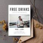 Funny Free Drinken Foto Wedding Save the Date<br><div class="desc">Een grappige bruiloft bespaart de datumkaarten in een modern en eenvoudig tekstontwerp met een aangepast fotoontwerp dat luidt: "Vrije drinken (en we gaan trouwen)". Pas de voorzijde van de kaart aan met uw horizontale foto (bijsnijden om rechthoek te rechthoekig te maken voordat u deze voor de beste resultaten uploadt). Voeg...</div>