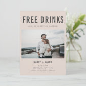 Funny Free Drinken Foto Wedding Save the Date (Staand voorkant)