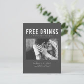 Funny Free Drinken Foto Wedding Save the Date Aankondigingskaart (Staand voorkant)