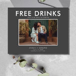 Funny Free Drinken Foto Wedding Save the Date Aankondigingskaart<br><div class="desc">Bewaar de date briefkaarten perfect voor het leuke stel dat niet kan wachten om hun trouwdatum te delen met hun familie en vrienden. Moderne foto "Gratis drinken (en we gaan trouwen) ontwerp in grijs is aangepast met uw foto, namen, trouwdatum en locatie. Voeg je retouradres en trouwgegevens toe aan de...</div>