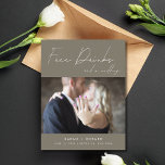 Funny Free Drinken Foto Wedding Save the Date Aankondigingskaart<br><div class="desc">Deze slaan de datum briefkaarten zijn voor het leuke stel die niet kunnen wachten om hun trouwdatum te delen met hun familie en vrienden. Met een vleugje humor en een vleugje eigentijdse flair zijn deze kaarten perfect voor koppels die graag een beetje plezier aan hun speciale dag toevoegen. Met een...</div>