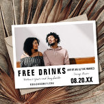 Funny Free Drinken Modern Photo Wedding Aankondigingskaart<br><div class="desc">Een grappige bruiloft bespaart de date briefkaarten - stuur je naar familie en vrienden en vraag hen om je trouwdatum te reserveren. Zwart-wit "Free drink (en we gaan trouwen) design. Pas uw foto,  namen,  trouwlocatie,  trouwdatum en trouwwebsite aan.</div>