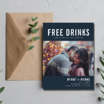 Funny Free Drinken Photo Navy Wedding Save the Dat Aankondigingskaart<br><div class="desc">Een grappige bruiloft bespaart de date briefkaarten in een moderne blauw marinekleur met een wit tekstontwerp met een aangepast fotoontwerp dat luidt: "Vrije drinken (en we gaan trouwen)". Pas de voorzijde van de kaart aan met uw horizontale foto (bijsnijden om rechthoek te rechthoekig te maken voordat u deze voor de...</div>