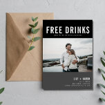 Funny Free Drinken Photo Wedding Save The Date<br><div class="desc">Een grappige bruiloft bespaart de datumkaarten in een modern grijs en zwart design met een aangepast fotoontwerp dat luidt: "Vrije drinken (en we trouwen)". Voeg je foto, namen, trouwdatum en locatie toe. Pas de achterkant van kaart met een tweede foto aan. Neem contact met me op via de onderstaande knop...</div>