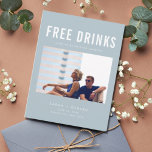 Funny Free Drinken Wedding Blue Save the Dates Aankondigingskaart<br><div class="desc">Deze sparen de date briefkaarten zijn voor het leuke koppel dat niet kan wachten om hun trouwdatum te delen met hun familie en vrienden. Moderne foto "Free drink (en we trouwen) design in blue is aangepast aan je foto, namen, trouwdatum en locatie. Voeg je retouradres en trouwgegevens toe aan de...</div>