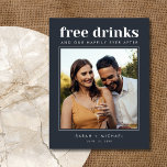 Funny Free Drinken Wedding Photo Save the Date Aankondigingskaart<br><div class="desc">Deze sparen de date briefkaarten zijn voor het leuke koppel dat niet kan wachten om te vieren op hun bruiloft met hun familie en vrienden. Moderne fototypografie "Vrije drinken en een bruiloft aan de zijkant" is een van onze populairste! Je huwelijksgasten zullen er van houden. Pas aan met je foto-...</div>