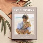 Funny Free Drinken Wedding Photo Save the Date Aankondigingskaart<br><div class="desc">Deze sparen de date briefkaarten zijn voor het leuke koppel dat niet kan wachten om te vieren op hun bruiloft met hun familie en vrienden. Moderne fototypografie "Vrije drinken en een bruiloft aan de zijkant" is een van onze populairste! Je huwelijksgasten zullen er van houden. Pas aan met je foto-...</div>