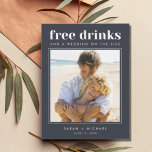 Funny Free Drinken Wedding Photo Save the Date Aankondigingskaart<br><div class="desc">Deze sparen de date briefkaarten zijn voor het leuke koppel dat niet kan wachten om te vieren op hun bruiloft met hun familie en vrienden. Moderne fototypografie "Vrije drinken en een bruiloft aan de zijkant" is een van onze populairste! Je huwelijksgasten zullen er van houden. Pas aan met je foto-...</div>