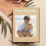 Funny Free Drinken Wedding Photo Save the Date Aankondigingskaart<br><div class="desc">Deze sparen de date briefkaarten zijn voor het leuke koppel dat niet kan wachten om te vieren op hun bruiloft met hun familie en vrienden. Moderne fototypografie "Vrije drinken en een bruiloft aan de zijkant" is een van onze populairste! Je huwelijksgasten zullen er van houden. Pas aan met je foto-...</div>
