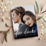 Funny Free Drinken Wedding Photo Save the Date Aankondigingskaart<br><div class="desc">Deze slaan de datum briefkaarten zijn voor het leuke stel die niet kunnen wachten om hun trouwdatum te delen met hun familie en vrienden. Moderne scripttypografie "Gratis drinken (en we gaan trouwen) ontwerp op de voorkant van het briefkaart is aangepast met uw foto. Voeg je retouradres en aankomende trouwgegevens aan...</div>