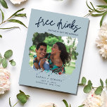 Funny Free Drinken Wedding Save the Date Aankondigingskaart<br><div class="desc">Deze slaan de datum briefkaarten zijn voor het leuke stel die niet kunnen wachten om hun trouwdatum te delen met hun familie en vrienden. Moderne foto "Gratis drinken (en we gaan trouwen) ontwerp in het blauw is aangepast met uw foto, namen, trouwdatum en locatie. Voeg je retouradres en trouwgegevens toe...</div>