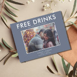 Funny Free Drinken Winter Blue Wedding Save Dates Aankondigingskaart<br><div class="desc">Bespaar de date briefkaarten voor het leuke koppel die niet kunnen wachten om hun trouwdatum met hun familie en vrienden te delen. Moderne foto "Vrije drinken (en we gaan trouwen) design in de winter blauw en wit is aangepast aan je foto, namen, trouwdatum en locatie. Voeg je retouradres en trouwgegevens...</div>