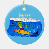 Funny frilly nek lizard surfende cartoon keramisch ornament (Achterkant)