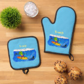 Funny frilly nek lizard surfende cartoon ovenwant & pannenlap set (Top down)