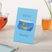 Funny frilly nek lizard surfende cartoon reclamebord met voetstuk (Insitu)