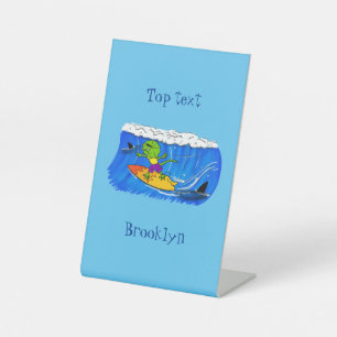 Funny frilly nek lizard surfende cartoon reclamebord met voetstuk