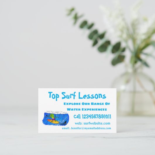 Funny frilly nek lizard surfende cartoon visitekaartje (Staand voorkant)