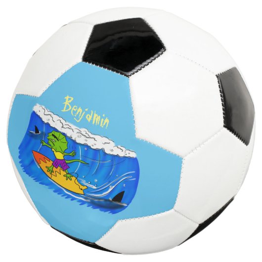 Funny frilly nek lizard surfende cartoon voetbal (Drie kwart)