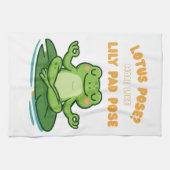 Funny Frog Yoga Cartoon Lotus Lily Pad Pose Design Theedoek (Horizontaal)