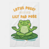 Funny Frog Yoga Cartoon Lotus Lily Pad Pose Design Theedoek (Verticaal)