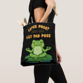 Funny Frog Yoga Cartoon Lotus Lily Pad Pose Design Tote Bag (Dichtbij)