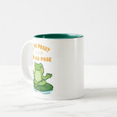 Funny Frog Yoga Cartoon Lotus Lily Pad Pose Design Tweekleurige Koffiemok (Voorkant links)