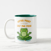 Funny Frog Yoga Cartoon Lotus Lily Pad Pose Design Tweekleurige Koffiemok (Links)