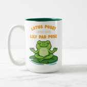Funny Frog Yoga Cartoon Lotus Lily Pad Pose Design Tweekleurige Koffiemok (Links)