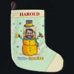 Funny Frosty Beer Man Snowman Humor Aangepaste fot Kleine Kerstsok<br><div class="desc">Sneeuwmannen zijn zo achterhaald. Het wordt tijd dat we iets beters gaan bouwen: Mannen bijen! Deze grappige kerstbedekking shows een bier man met schuimhaar, met een bovenste hoed (met bier pet), een sjaal, hopknopen, en met twee biertjes in zijn twijghanden. De tekst zegt: "Het Man van de Beer bevrijden." En...</div>
