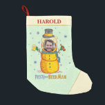Funny Frosty Beer Man Snowman Humor Aangepaste fot Kleine Kerstsok<br><div class="desc">Sneeuwmannen zijn zo achterhaald. Het wordt tijd dat we iets beters gaan bouwen: Mannen bijen! Deze grappige kerstbedekking shows een bier man met schuimhaar, met een bovenste hoed (met bier pet), een sjaal, hopknopen, en met twee biertjes in zijn twijghanden. De tekst zegt: "Het Man van de Beer bevrijden." En...</div>