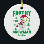 Funny Frothy the Snowman Personalized Keramisch Ornament<br><div class="desc">Schiet op en haal je eigen geld uit het Snowman Specialized Ceramic Ornament! Dit ornament is perfect voor iemand van wie je houdt of zelfs voor jezelf. Deze kerstversiering heeft een grappige sneeuwman die een feestelijk rood pet en sjaal draagt en een biertje vasthoudt. U kunt deze mok met een...</div>