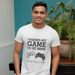 Funny Gamer | Ik heb mijn game onderbroken T-shirt<br><div class="desc">Humoureuze gamer T-shirt met twee computercontrolepads en het grappige gezegde "Ik heb mijn spel onderbroken om hier te zijn,  je bent welkom"</div>