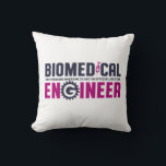 Funny Geek Engineer Biomedical Engineering Major Kussen<br><div class="desc">Biomedisch ingenieur die Geweldige wordt gemaakt, is geen officiële functietak. Grappig en grappig ontwerp voor geek en nerd biomedisch ingenieurs. Deze coole, geweldige koopwaar is bedoeld voor mensen die werken in biomedische ingenieurs of ingenieurs. Ideaal voor mensen die genieten van humor, puns, grappen en sarcasme. Geweldig kerstcadeau en verjaardagscarrière voor...</div>