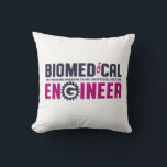 Funny Geek Engineer Biomedical Engineering Major Kussen<br><div class="desc">Biomedisch ingenieur die Geweldige wordt gemaakt, is geen officiële functietak. Grappig en grappig ontwerp voor geek en nerd biomedisch ingenieurs. Deze coole, geweldige koopwaar is bedoeld voor mensen die werken in biomedische ingenieurs of ingenieurs. Ideaal voor mensen die genieten van humor, puns, grappen en sarcasme. Geweldig kerstcadeau en verjaardagscarrière voor...</div>