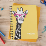 Funny Geek Giraffe Naam 2024 Planner<br><div class="desc">Gepersonaliseerde grappige planner 2024 met een heldergele achtergrond die kan worden veranderd in elke kleur,  een eigenzinnige geek giraffe met een roze bril,  jouw naam en het jaar.</div>
