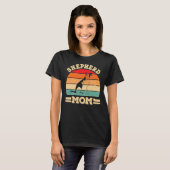 Funny German Shepherd Mam Print Dog  Retro T-shirt (Voorkant volledig)