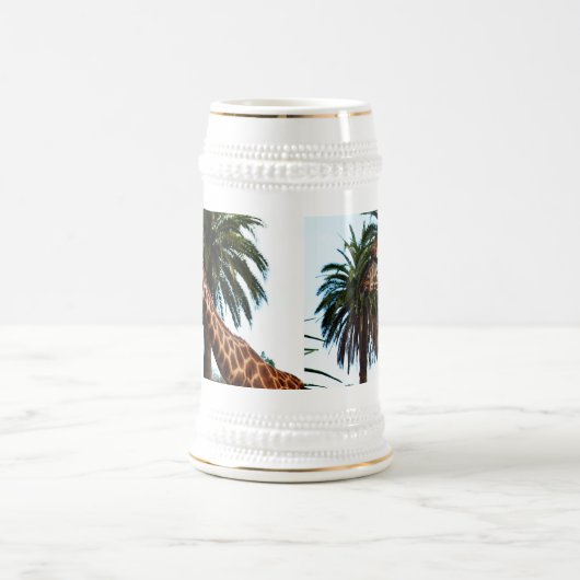 Funny Giraffe die een frambozen geeft, Bierpul (Center)