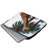 Funny Giraffe die een frambozen geeft, Laptop Sleeve (Voorkant onderkant)