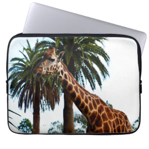 Funny Giraffe die een frambozen geeft, Laptop Sleeve