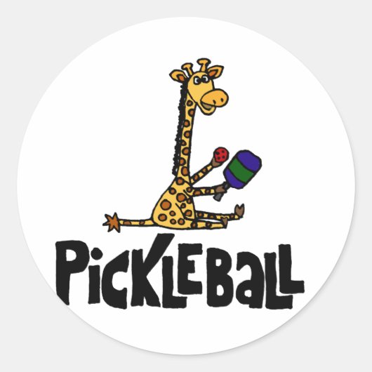 Funny Giraffe die Pickleball Cartoon speelt Ronde Sticker (Voorkant)