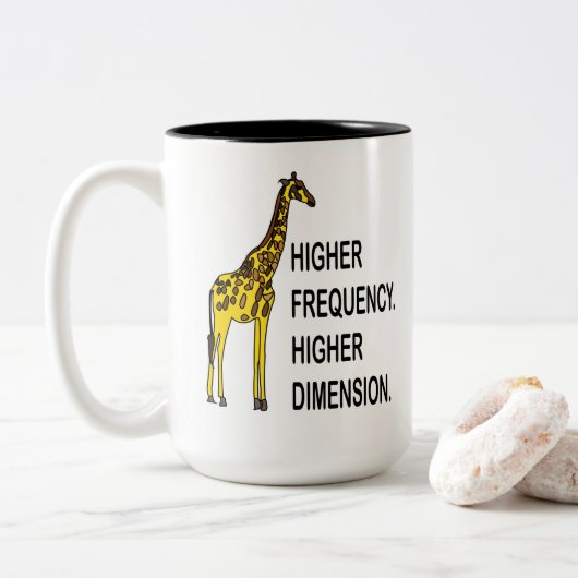 Funny Giraffe Pun Tweekleurige Koffiemok (Met donut)