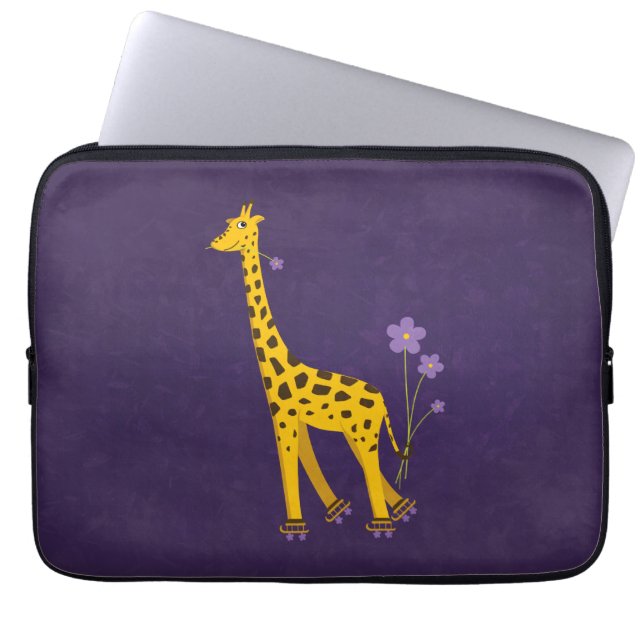Funny Giraffe Roller Skating Paars 13in Laptop Sleeve (Voorkant)