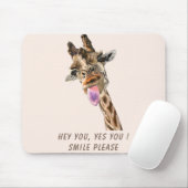 Funny Giraffe Tongue Out en Playful Wink Cartoon Muismat (Met muis)