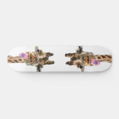 Funny Giraffe Tongue Out en Playful Wink Cartoon Persoonlijk Skateboard (Horizontaal)