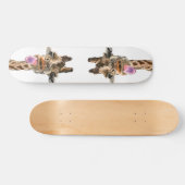 Funny Giraffe Tongue Out en Playful Wink Cartoon Persoonlijk Skateboard (Horizontaal)