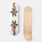 Funny Giraffe Tongue Out en Playful Wink Cartoon Persoonlijk Skateboard (Voorkant)