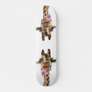Funny Giraffe Tongue Out en Playful Wink Cartoon Persoonlijk Skateboard