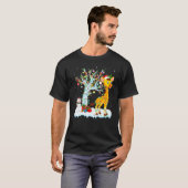 Funny Giraffe Xmas Tree Lighting Santa Hat Giraffe T-shirt (Voorkant volledig)